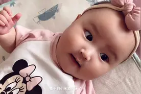 五个月宝宝长牙啦！看见刚冒头的三个小白点，可以吃好吃的了视频封面
