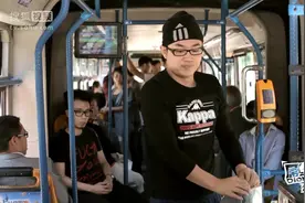屌丝男士：上车请刷卡投币，大鹏坐公车有特别的“投币”技巧视频封面
