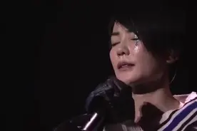 王菲现场演唱《我爱你》，独特又空灵的嗓音让人沉醉！视频封面