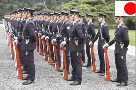 日本自卫队仪仗部队，进行列队