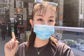 美女在旧衣回收箱捐了45件衣服 带你们看看这些衣服都去了哪里视频封面