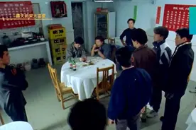 贼王和同伙深夜码头偷渡回内地，携带大量的军火和炸药。视频封面