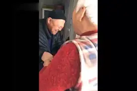 搞笑啦啦啦：老年爱情图鉴。老年夫妻亲一口，噩梦能做好几宿视频封面