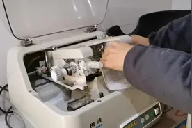 镜片刚刚到货，眼镜哥今天要现场为近视的学生加工打磨镜片。视频封面