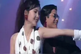 周慧敏演唱《痴心换情深》，郭富城在旁伴舞，画面太美了!视频封面