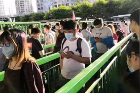 北京国贸814公交总站下午5：30，人已经排起了长队几辆车也装不完视频封面
