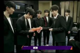 TFBOYS与师弟见面结束，暖心送上礼物，王俊凯这句话扎心了！视频封面