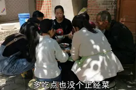 二姑姐在娘家啥活都干，跟着弟媳做饭炒菜，这样的姑姐真不多见视频封面