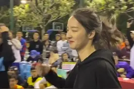 短视频记录这位女孩子打篮球，网友：漂亮又会打球的女孩子有点酷视频封面