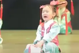 中国“六一表演哭着也要演完”系列视频走红泰网，网友：太可爱了图片