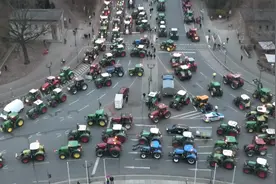 德国几千台拖拉机车队前往柏林，浩浩荡荡的行驶在公路上视频封面