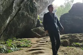 江西大山里有个天然的溶洞，洞内可容纳上千人，听说还有一条暗河视频封面