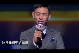 张译献唱《稳稳的幸福》，一开口就醉了，这唱功不去当歌手可惜了视频封面