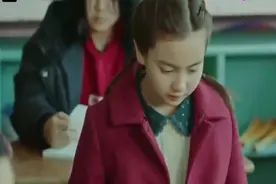 女鬼老师上课，全班只有小女孩站起来，原来她有一双阴阳眼！视频封面