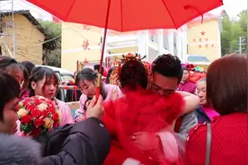 农村婚礼习俗新娘出门倒着走！最疼爱的弟弟万般不舍，哭成泪人！