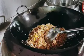 炒蛋炒饭时老是粘锅？掌握这个小技巧，炒出的蛋炒饭颗粒分离视频封面