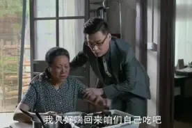 影视：大妈卖臭豆腐被举报，老顾客都不敢买了，只能回家含泪吃掉视频封面