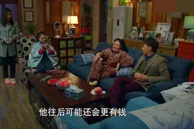 老太太，太搞笑了带着马国梁送她的大金镯子在家客厅跳甩手舞摔倒视频封面