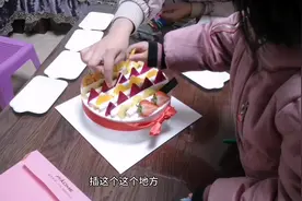 姐姐过生日 妹妹很兴奋争着戴皇冠 吃蛋糕前妹妹先递给妈妈一份