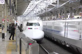 日本新干线的N700系列车，缓慢的朝你进站视频封面