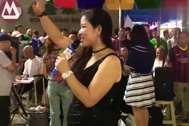 街头艺人演唱歌曲《我曾用心爱着你》动人的嗓音，路人纷纷围观视频封面