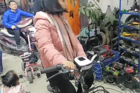打工小伙实体店买二手电动车，店主说能跑50公里？反正我不信视频封面