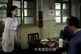 兄弟俩许久未见，如今终于团聚，妻子直接拿出茅台招待他视频封面