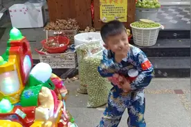 弟弟到超市看看瑶瑶车就想坐，啥情况？小朋友都跑来站在前面视频封面