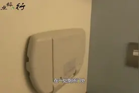 厕所标着“长颈鹿和大象”，美女尿急很尴尬，崩溃直跺脚视频封面