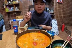 骑行伊朗：小伙在伊朗自己做了一顿中国火锅，吃完都飘的开始乱吹视频封面