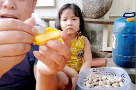 和越南小孩一起吃煮熟的菠萝蜜种子，听我讲中文她也跟着学的很像视频封面