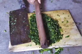 田耕地上：农村常见的传统消肿办法，用红薯叶和马齿菜捣烂敷脚视频封面