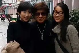 功夫巨星梁小龙：70岁容颜苍老，妻子年轻漂亮，女儿比父亲还牛视频封面