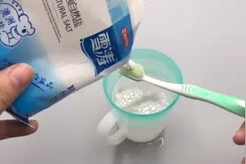 牙齿上黄色的垢渍去不了？教你一个妙招！视频封面
