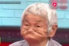 日本扮鬼脸逗笑大赛，黑人被大爷秒杀，终于找到这个表情包出处了视频封面