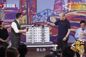 外装电梯，老人担心噪音扰民，设计师：在屋里听不见|向前一步视频封面