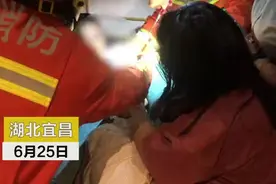 3岁女孩头卡按摩椅 消防员“拔萝卜”救援图片