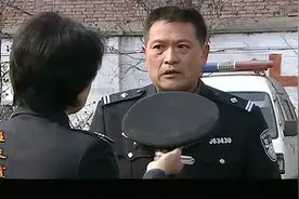 任局发现下属又喝酒，追着骂，下属急得脸通红又没办法视频封面