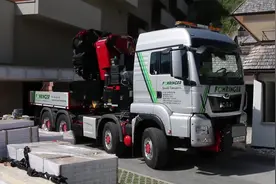 MAN的自卸卡车，直接把物品吊上房屋露台上视频封面