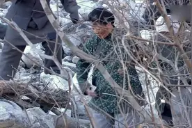 影视：女八路战场生孩子没有水，战士们用身体融冰化水，助他生孩视频封面