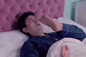 影视：衰男睡觉醒来，发现手变成了脚，一下不知如何是好了视频封面