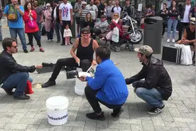 美国小伙在街头敲打塑料桶，节奏感爆棚，路人纷纷围观视频封面
