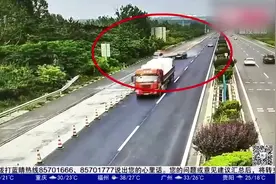 高速开车竟打盹！黑色福特SUV追尾货车，一头扎进绿化带视频封面