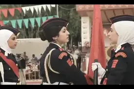 阿拉伯女子毕业典礼阅兵式 摘下面纱的一刻我是被惊到了 太美了！视频封面