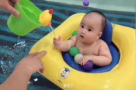 带六个月宝宝去游泳，全程超配合！一脸呆萌的样子太可爱了视频封面