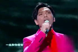杨宗纬登台唱《漂洋过海来看你》，沙哑歌声唱出神仙境界视频封面