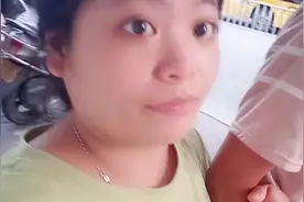 90后宝妈小敏海鲜过敏，小伙赶紧带媳妇去医院，笑媳妇还要吃虾？视频封面