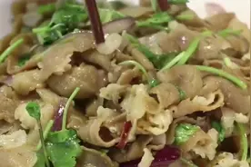 葱爆羊肉卷的教程做法，葱香浓郁椒香四溢，看完你学会了吗？视频封面