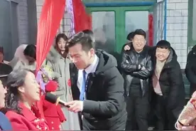 喜婆婆非常享受儿媳的撒娇，新娘子叫声妈妈不亏，一沓钞票到手了视频封面