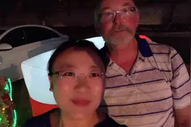 在澳洲过圣诞节，70岁老爷爷自己门前装扮灯展，有点小感动视频封面